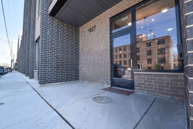 Building Photo - 2827 N Clybourn Ave