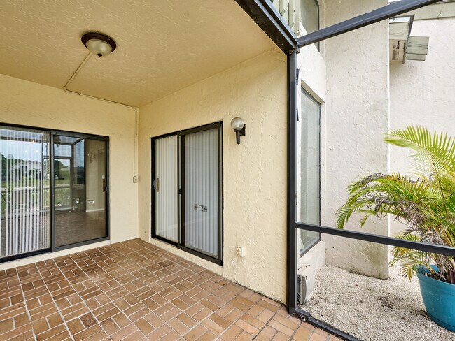 Building Photo - 6040 Glendale Dr