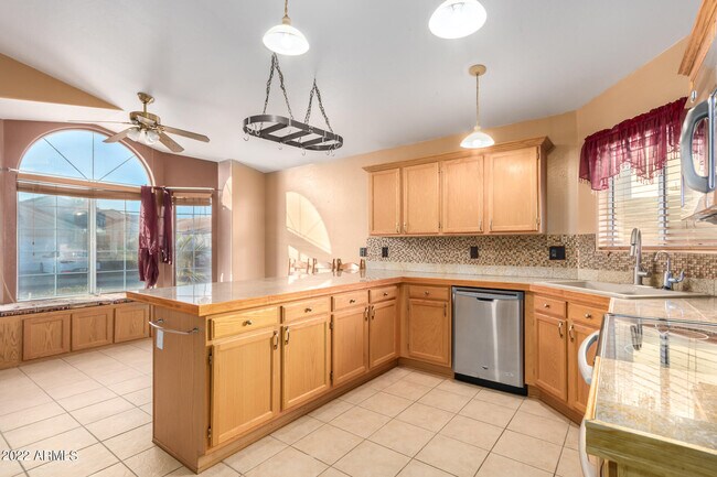 Building Photo - 525 N Val Vista Dr