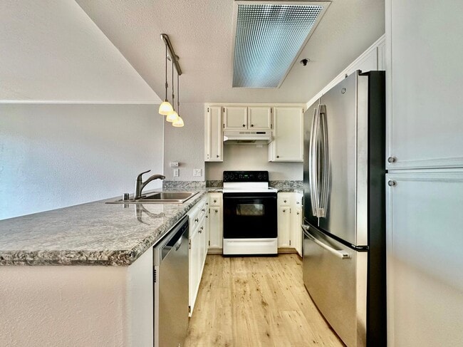 Building Photo - Stunning 2BD/2BA Condo in Downtown! With Parking and Washer/Dryer!