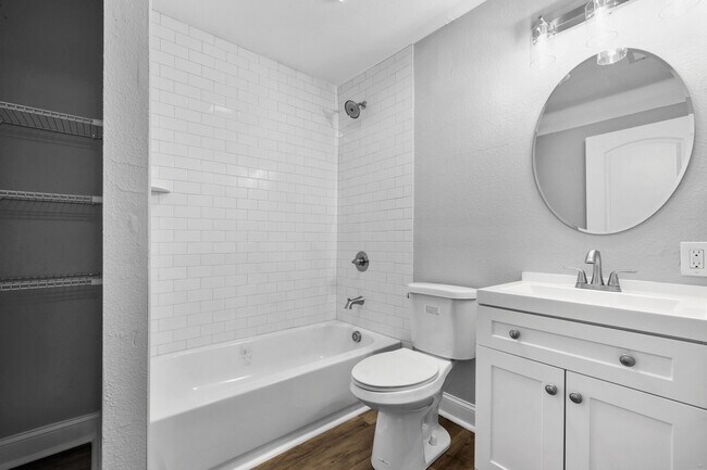 Building Photo - 2400 Woodbine Ave