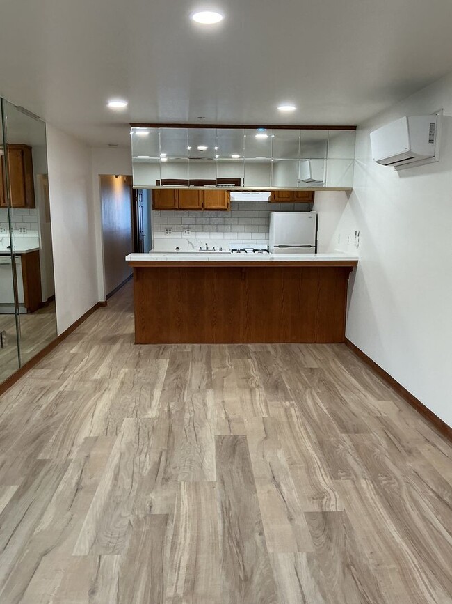 Building Photo - Los Caballeros #320