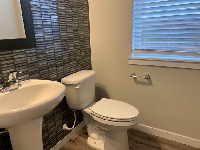 Building Photo - COMING SOON END OF FEB Salmon Creek Legacy Estates....  Front yard care provided - EZ 1/5 & 205 a...