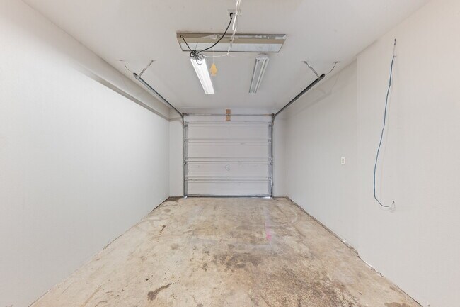 Building Photo - Spacious Townhome 3 Bedrooms plus office!