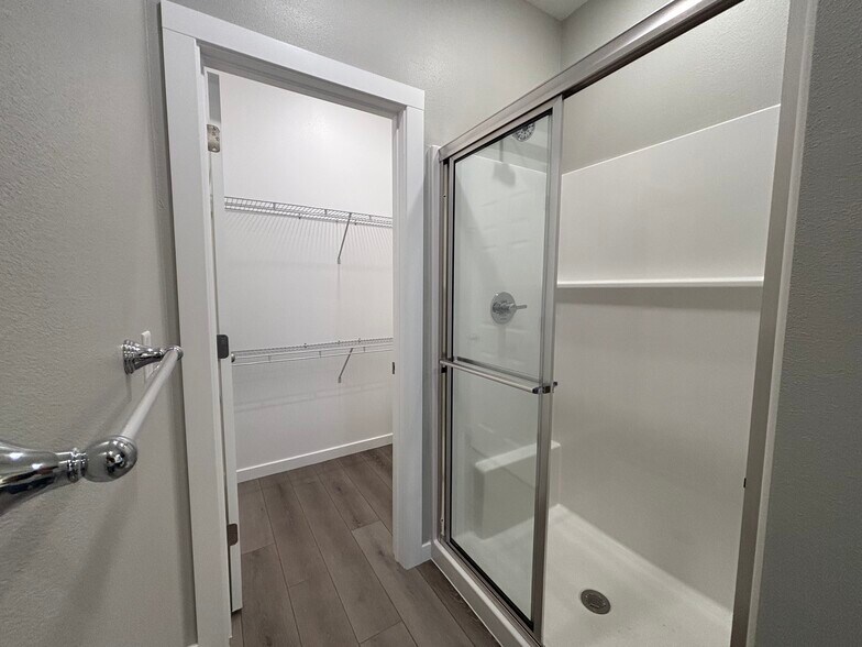 Building Photo - 4940 W Minota St