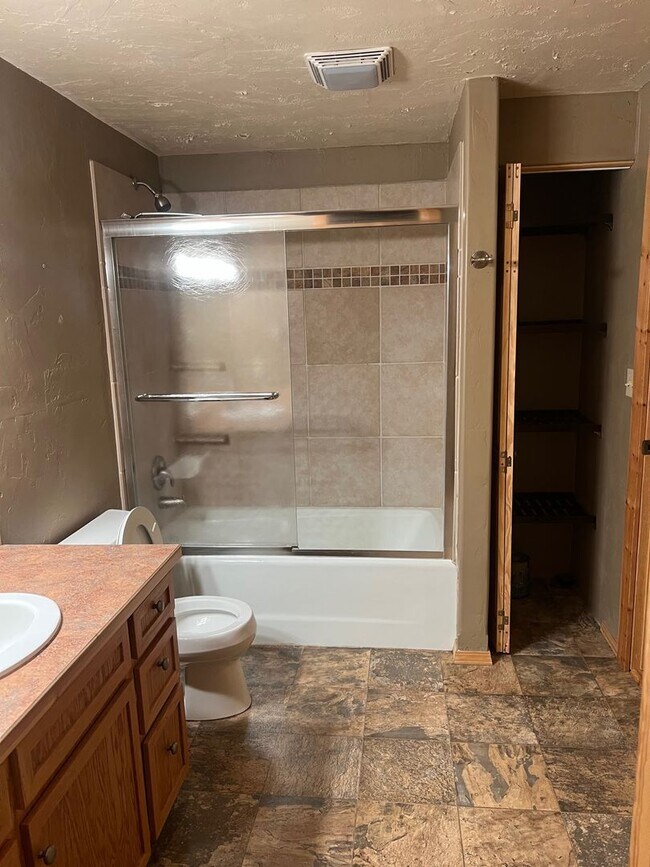 Building Photo - 702