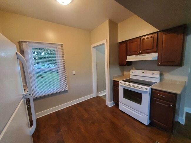 Building Photo - 2 Bedroom, 1 Bathroom home with front porch and fenced yard!