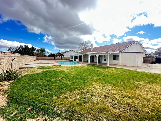 Building Photo - West Palmdale Pool Home