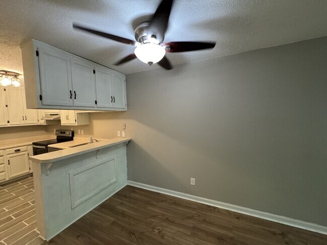 Building Photo - 2080 Woodlawn Dr SW