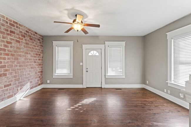 Building Photo - Charming 2 Bed, 1 Bath Lenexa Home with Modern Amenities!
