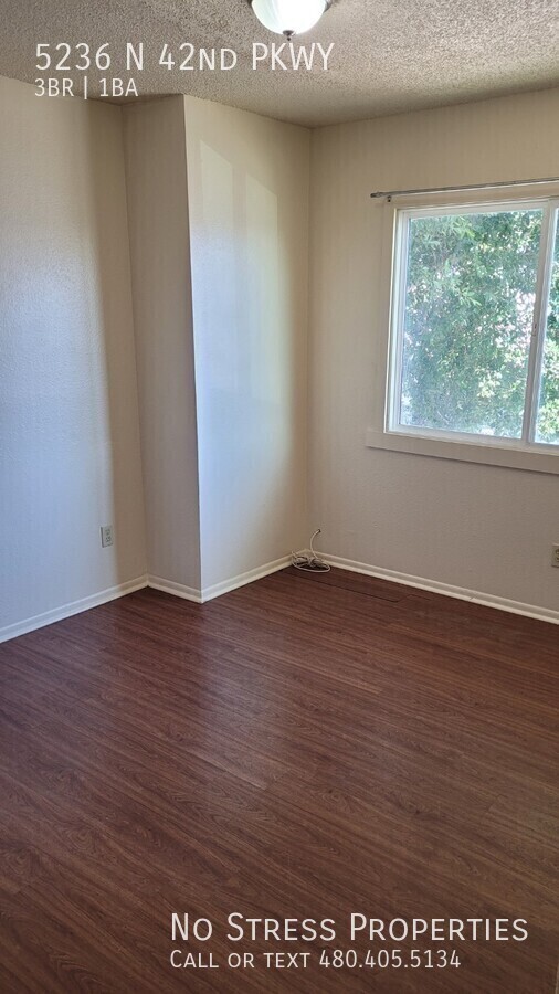 Building Photo - 3 Bed Town Home off 43rd Ave & Camelback Rd!