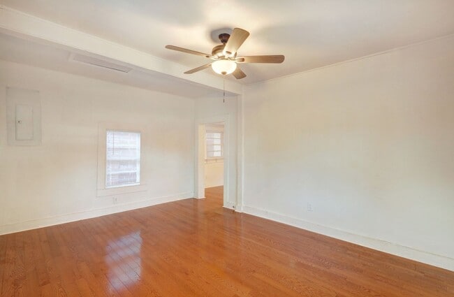 Building Photo - Cute Bungalow - great yard - Two Bedroom