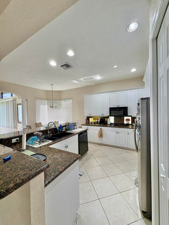 Building Photo - 3558 Collonade Dr