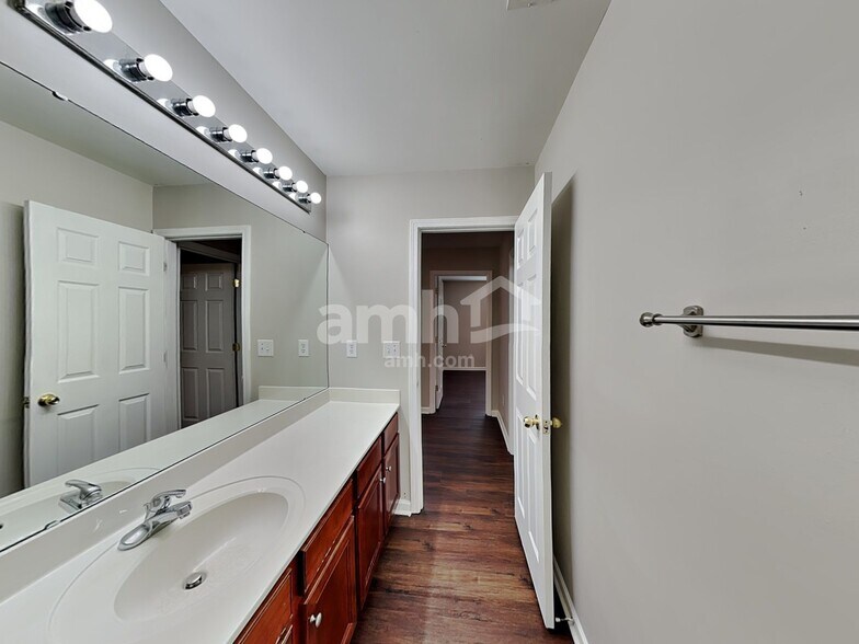 Building Photo - 5027 Abercromby St
