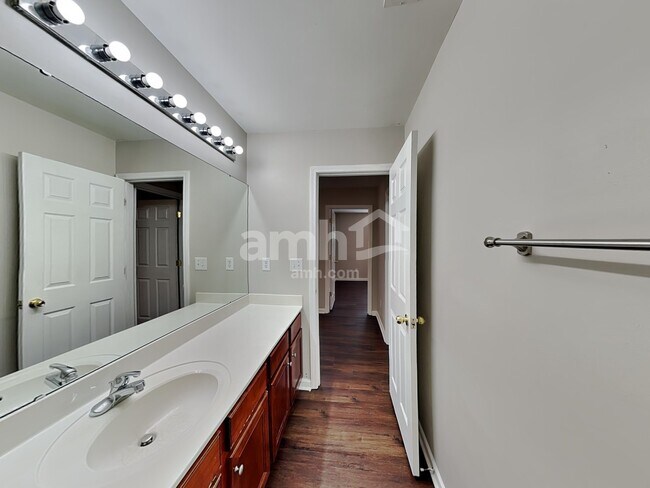 Building Photo - 5027 Abercromby St