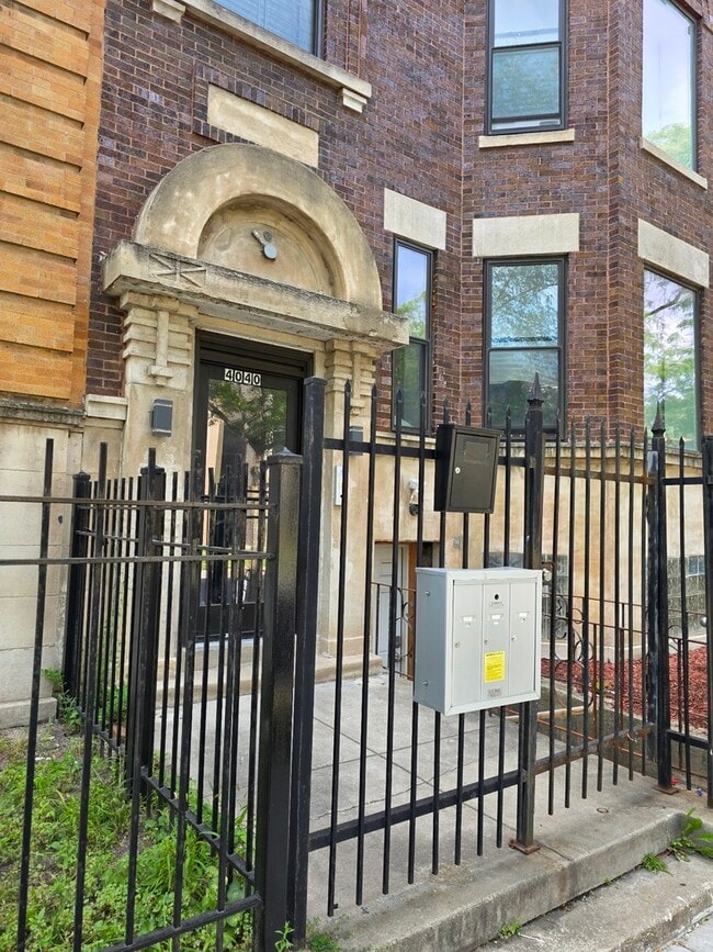 Primary Photo - 4040 S Calumet Ave