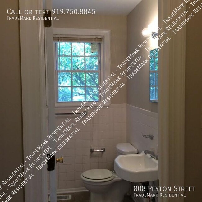 Building Photo - 808 Peyton St
