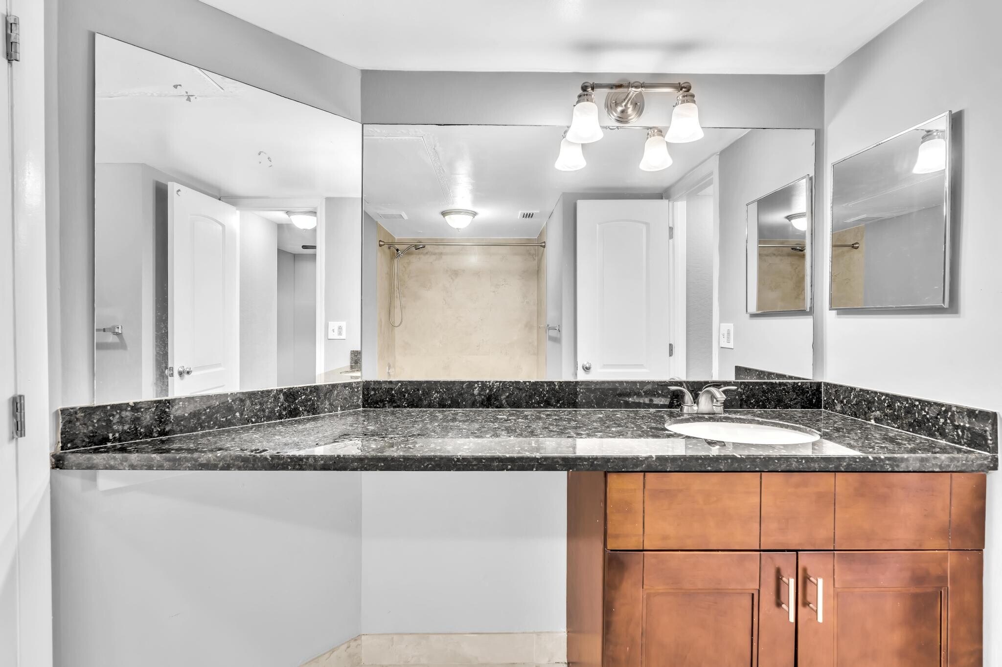 Building Photo - 2811 N Oakland Forest Dr