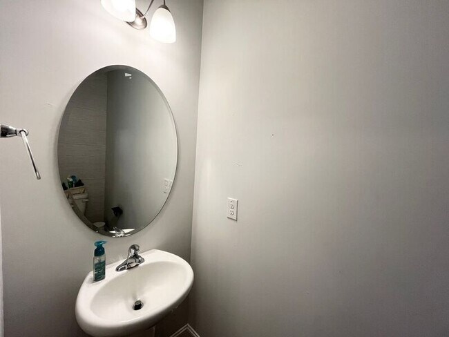 Building Photo - 1005 Longitude Dr