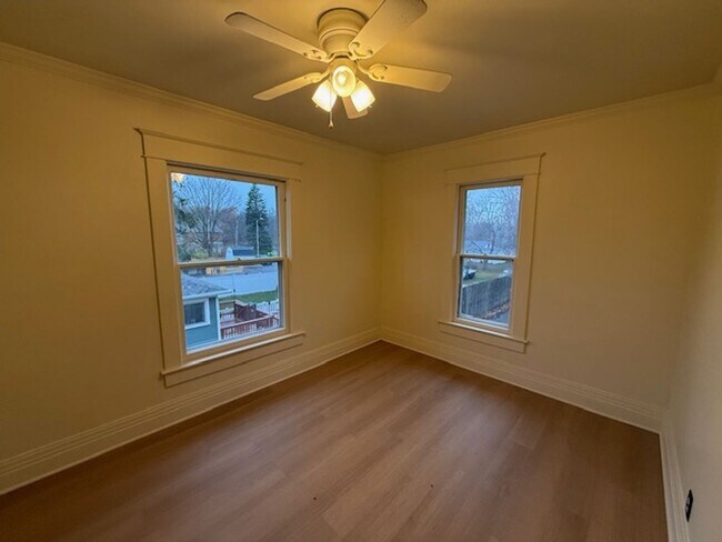 Building Photo - Renovated 3-Bedroom, 2-Bathroom Home For Rent in Historic Downtown Bristol