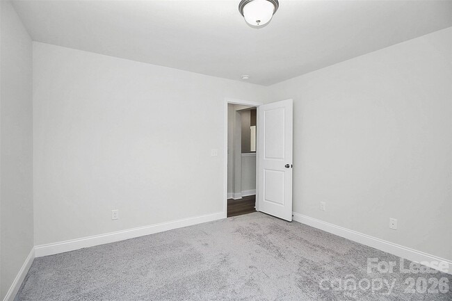 Building Photo - 6029 Mariemont Cir