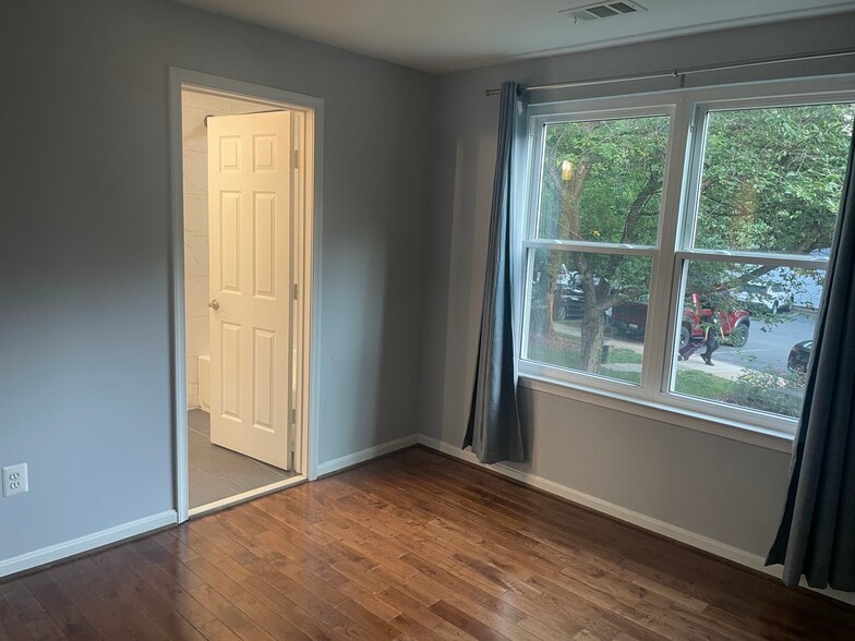 Building Photo - 10024 Vanderbilt Cir