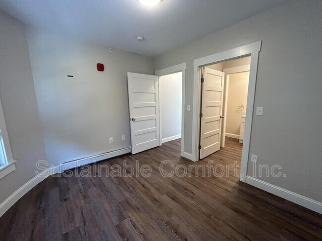 Building Photo - 77 Merrifield St