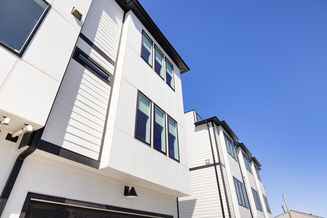 Building Photo - 223 Oceola Ave