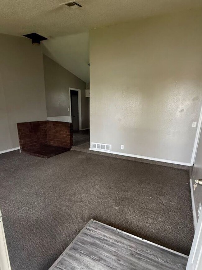 Building Photo - Charming 4-Bedroom Home with Spacious Yard!