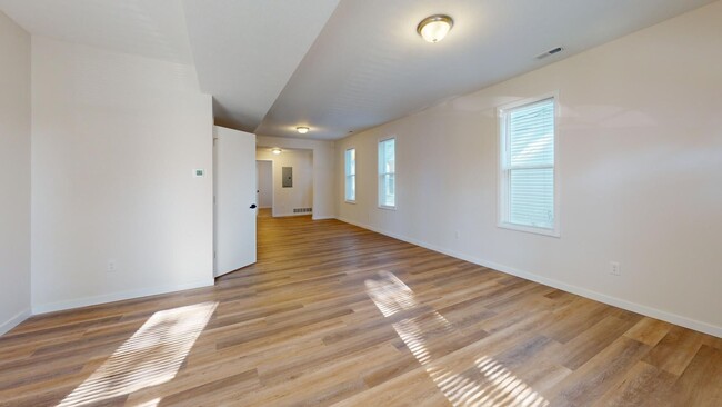 Building Photo - IMMACULATE - Clark / Fulton Area - 3 Bedro...