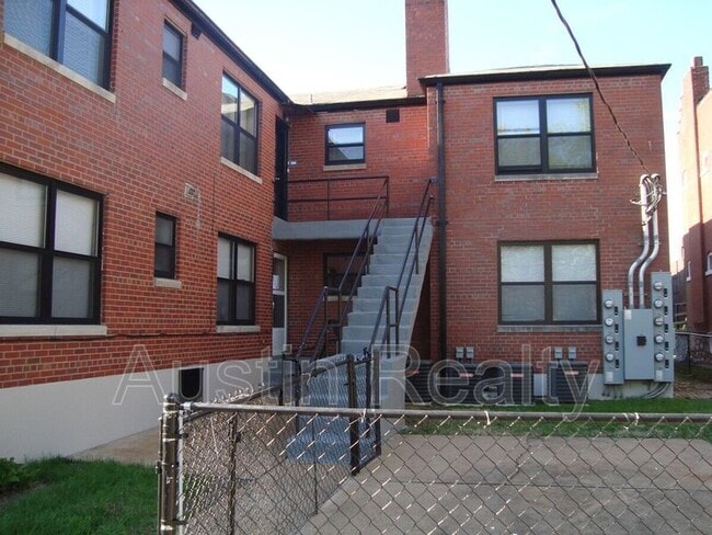 Building Photo - 341 Des Peres Ave