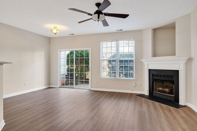 Building Photo - 2204 Valley Haven Dr