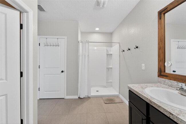 Building Photo - 11176 Leland Groves Dr