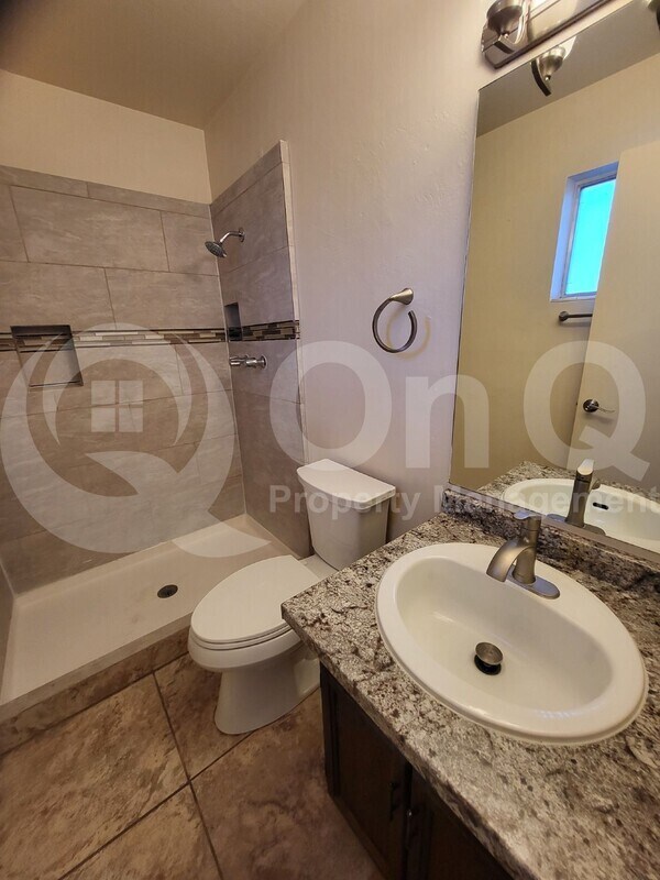Building Photo - 905 S La Bellota