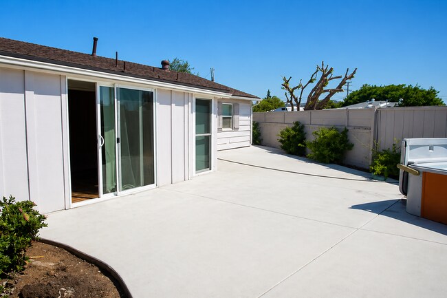 Building Photo - JACUZZI!! MASSIVE 5 BED 3 BATH HOME ON 63rd
