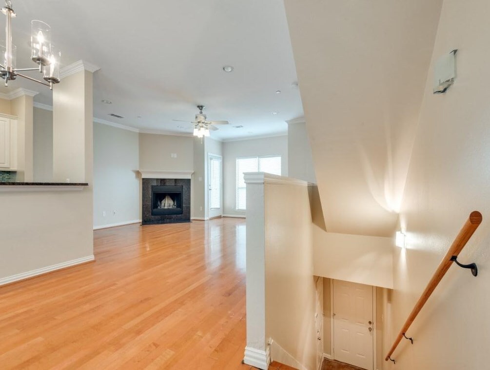 Living - 2407 Stutz Dr