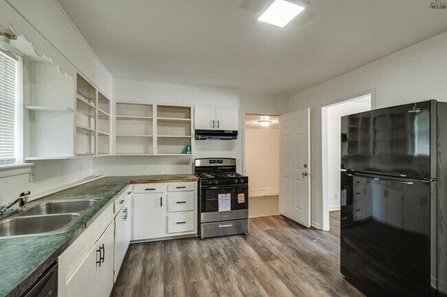 Building Photo - 604 E 1st St