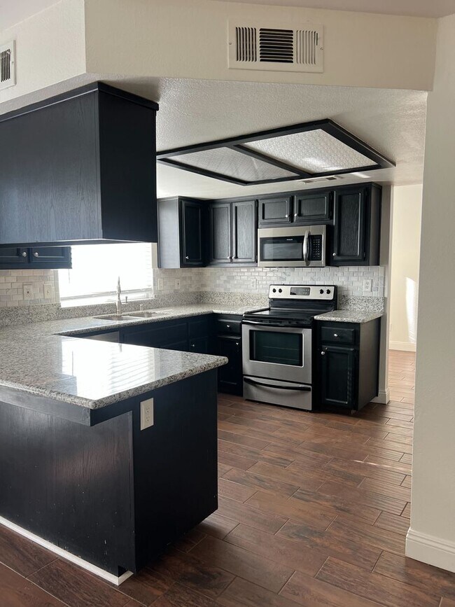 Building Photo - Available Now - Elegant 3-Bedroom, 2.5 Bat...