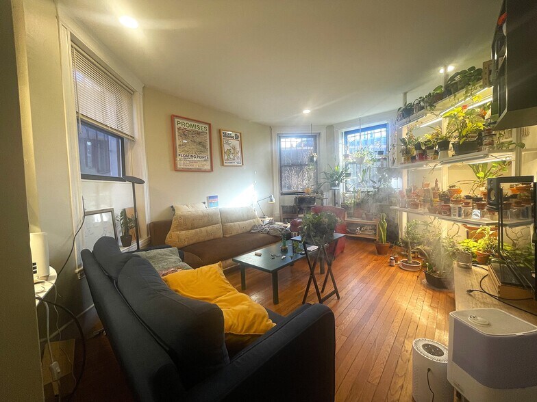 Building Photo - 1914 Beacon St