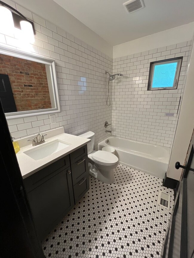 Building Photo - Spacious 3 bedroom duplex near Franklin Park