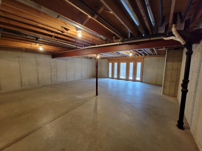 Building Photo - Upscale and Spacious Cedar Falls House for...