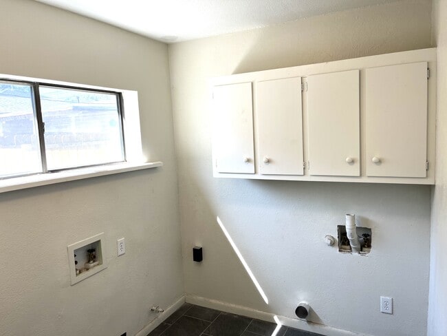 Building Photo - 834 S Western St