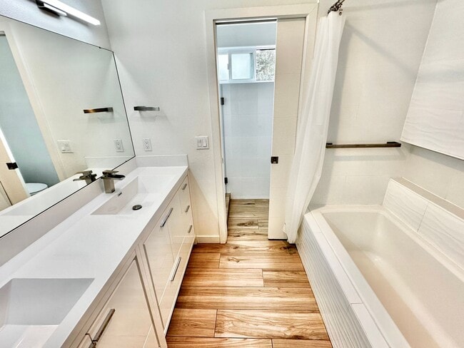 Building Photo - 6 BR / 4 BA – 4,100 SQ FT with Patio, Full...