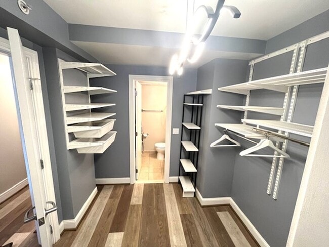 Building Photo - Updated 1+ 1 condo w/ Parking in SW DC -