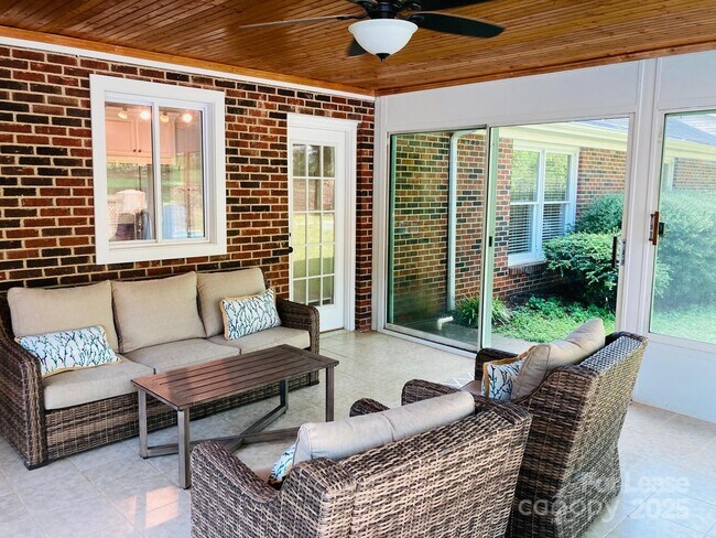 Building Photo - 4969 Moonlite Bay Dr