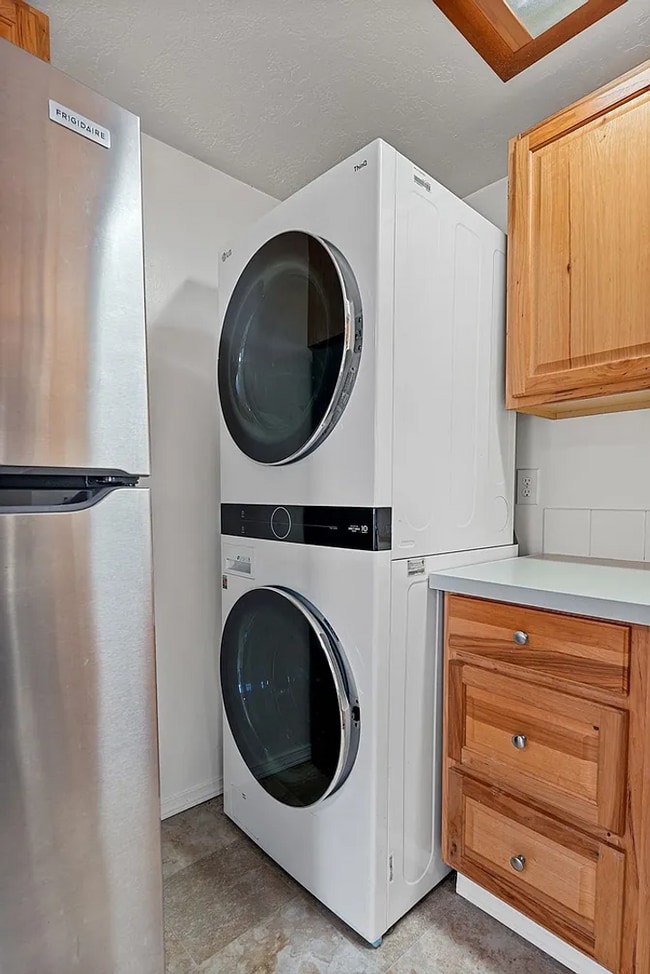 Building Photo - Charming 2 Bed, 1 Bath Rancher w/ Garage! ...