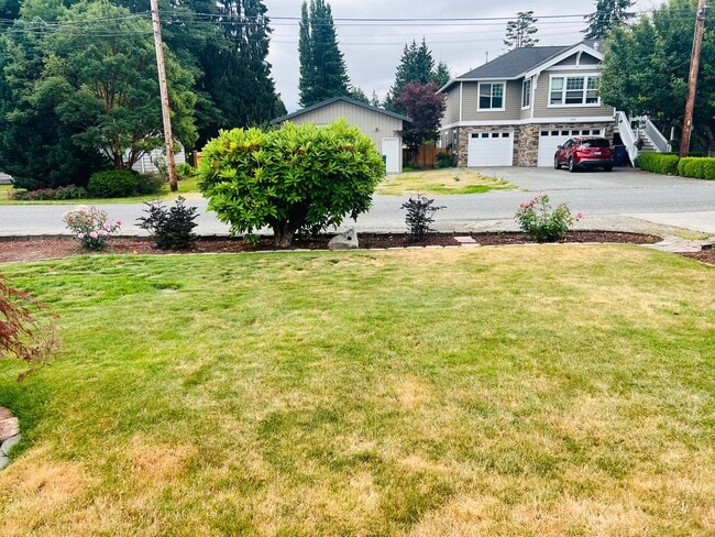 Building Photo - Beautiful yard, 3 bedroom 1 bath rambler i...