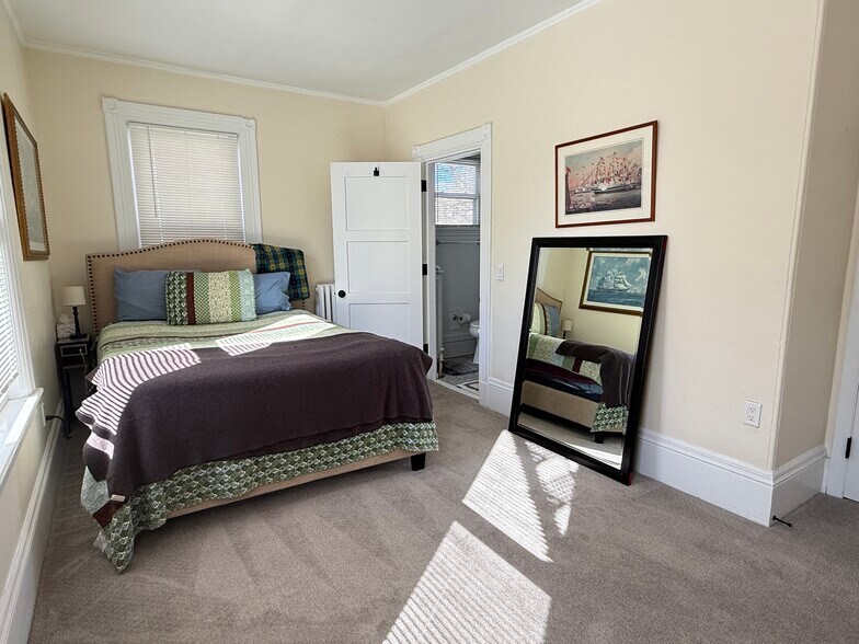 Building Photo - 162 Babcock St