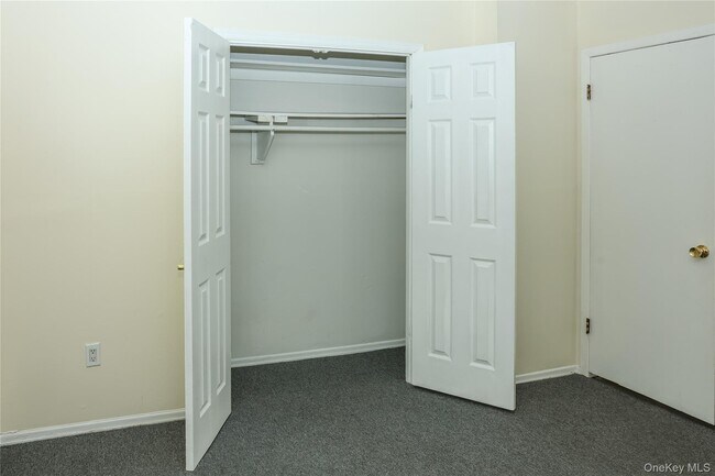 Building Photo - 13 Regina Pl