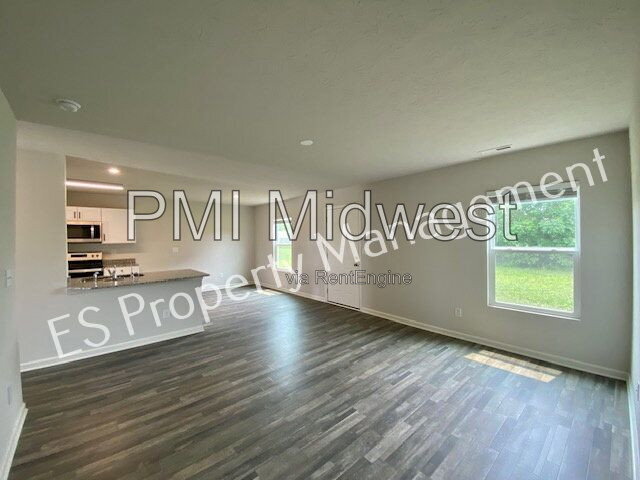 Building Photo - 2913 W Kings Cyn Dr